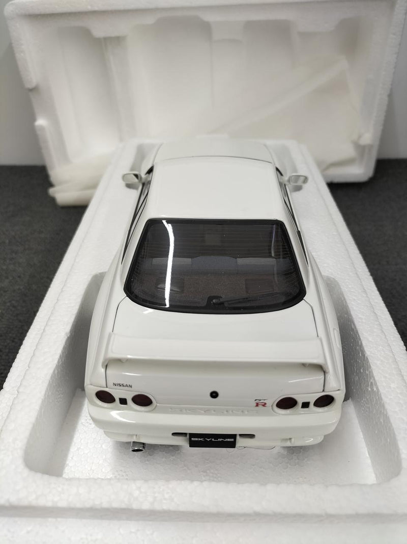 Load image into Gallery viewer, AUTOart Nissan Skyline GT-R R32 (Crystal White) 1/18 Scale Car– Used