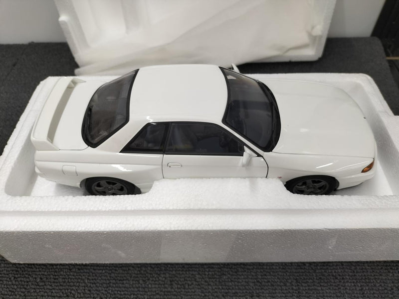 Load image into Gallery viewer, AUTOart Nissan Skyline GT-R R32 (Crystal White) 1/18 Scale Car– Used
