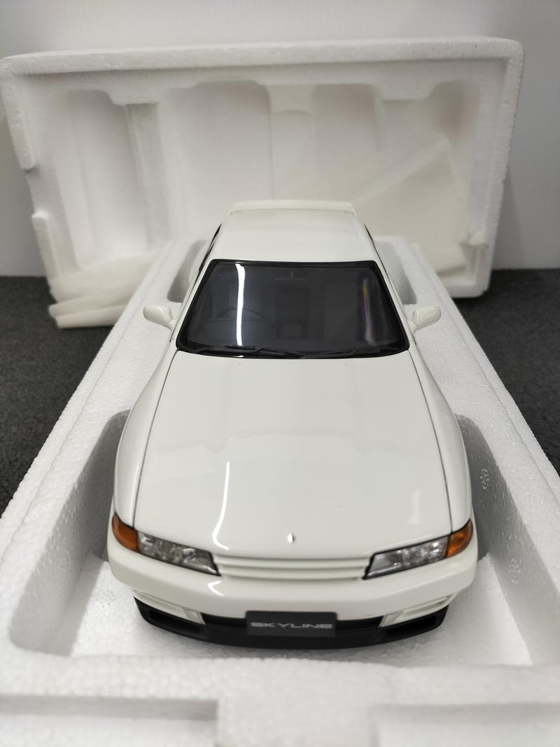 Load image into Gallery viewer, AUTOart Nissan Skyline GT-R R32 (Crystal White) 1/18 Scale Car– Used