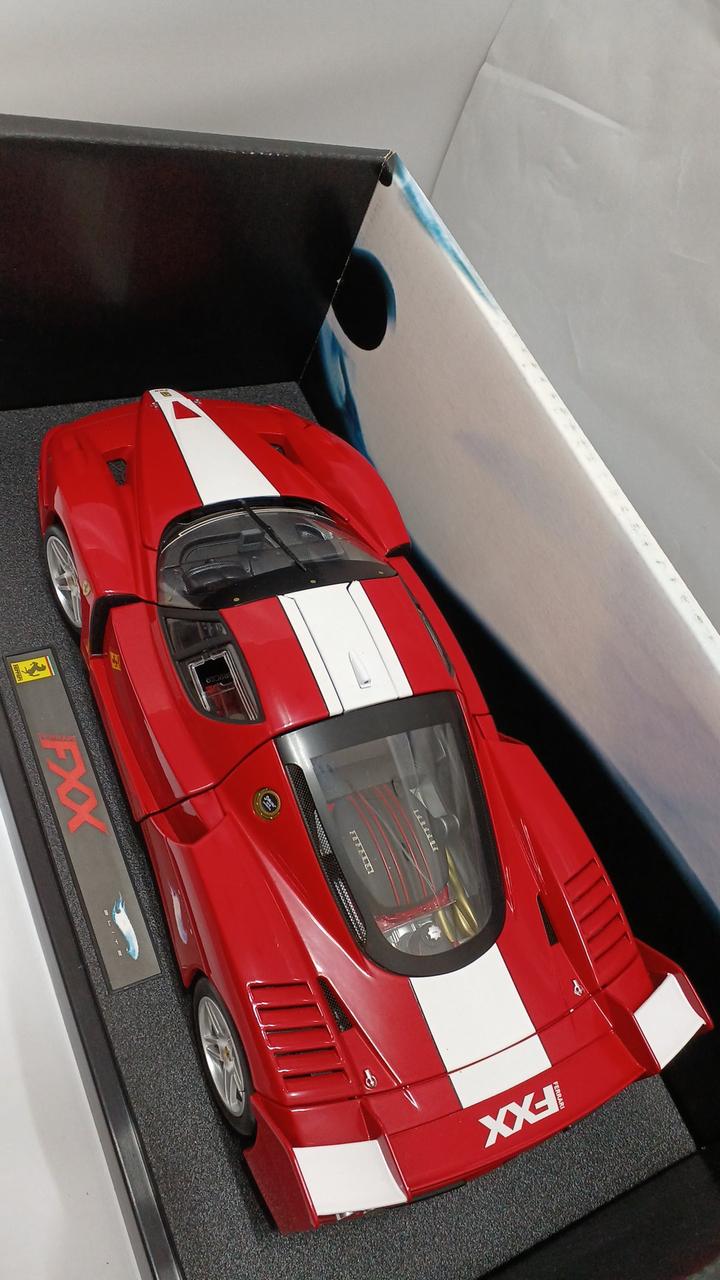 Chargez l'image dans la visionneuse de la galerie, MATTEL Hot Wheels 1:18 Ferrari FXX Scale Model Car– Used