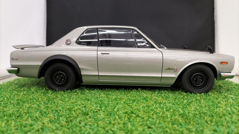 Load image into Gallery viewer, AUTOart Nissan Skyline 2000GT-R 1/18 Scale Model Car– Used