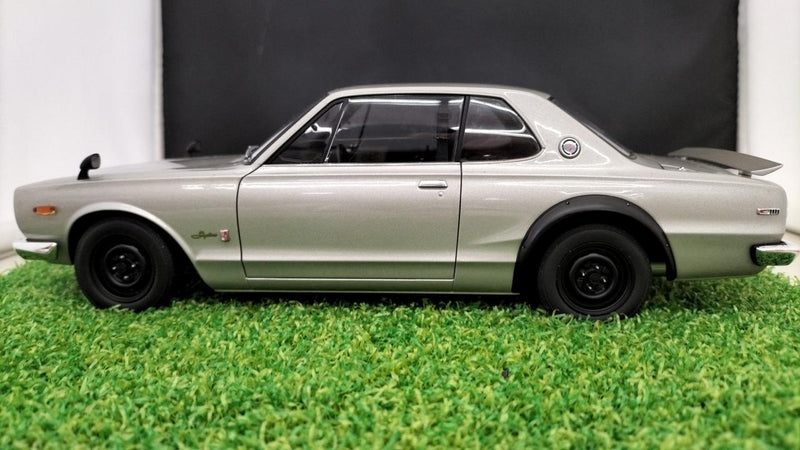 Load image into Gallery viewer, AUTOart Nissan Skyline 2000GT-R 1/18 Scale Model Car– Used