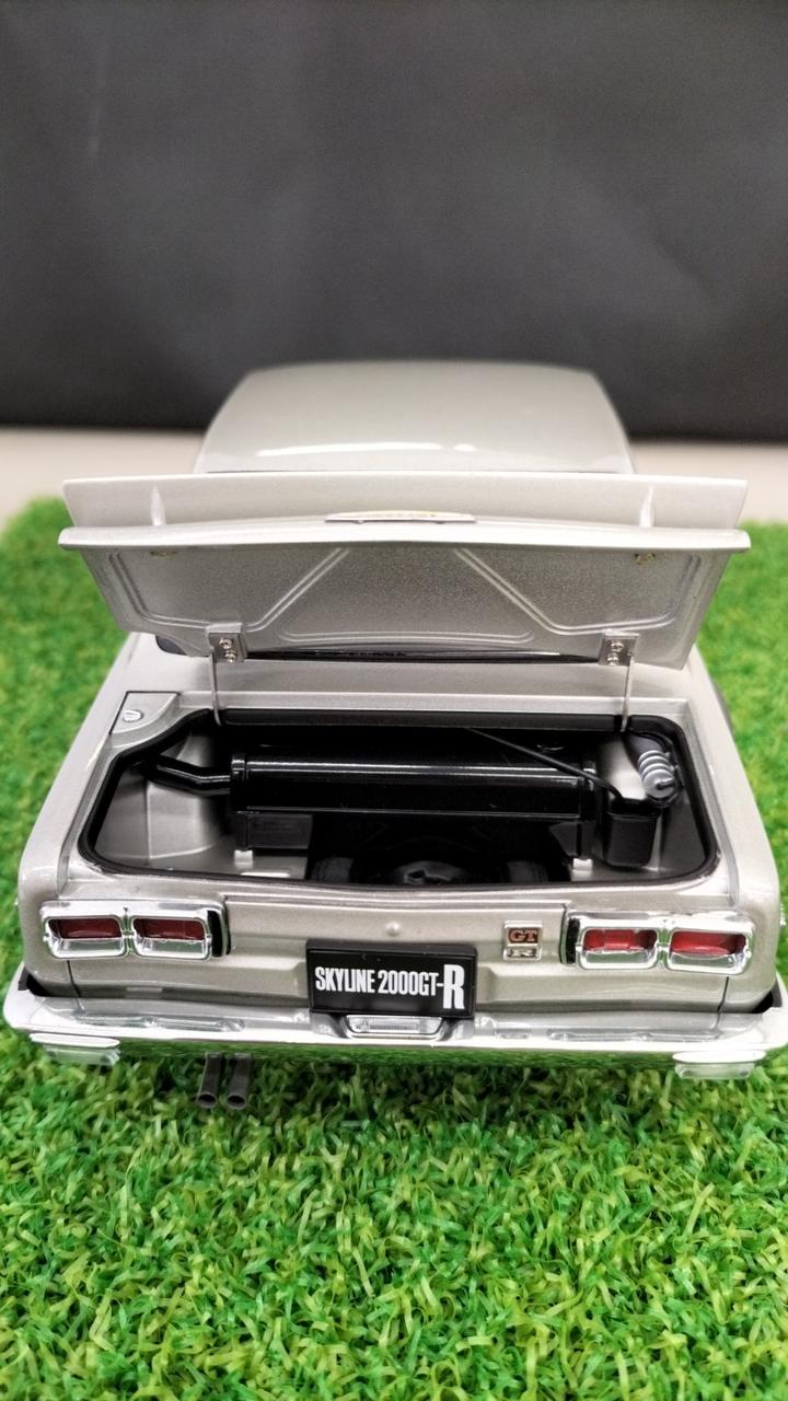 Load image into Gallery viewer, AUTOart Nissan Skyline 2000GT-R 1/18 Scale Model Car– Used