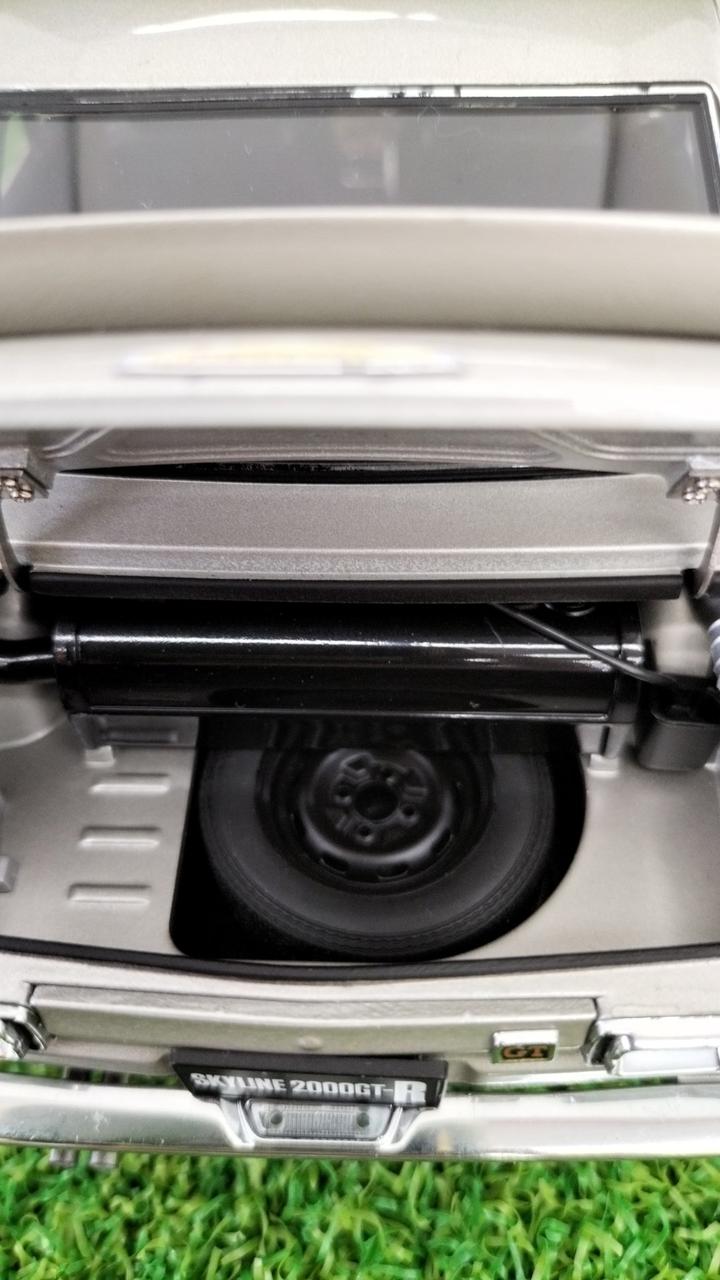 Load image into Gallery viewer, AUTOart Nissan Skyline 2000GT-R 1/18 Scale Model Car– Used