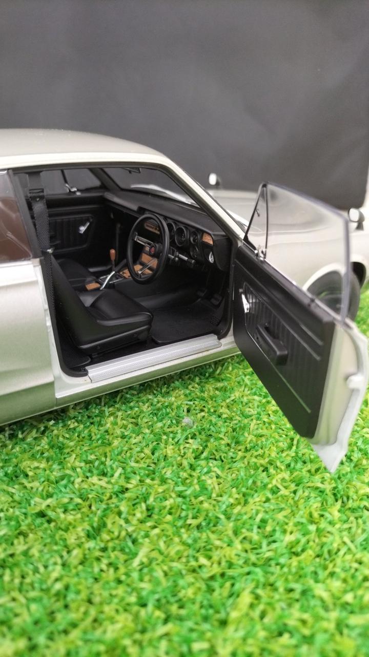 Load image into Gallery viewer, AUTOart Nissan Skyline 2000GT-R 1/18 Scale Model Car– Used