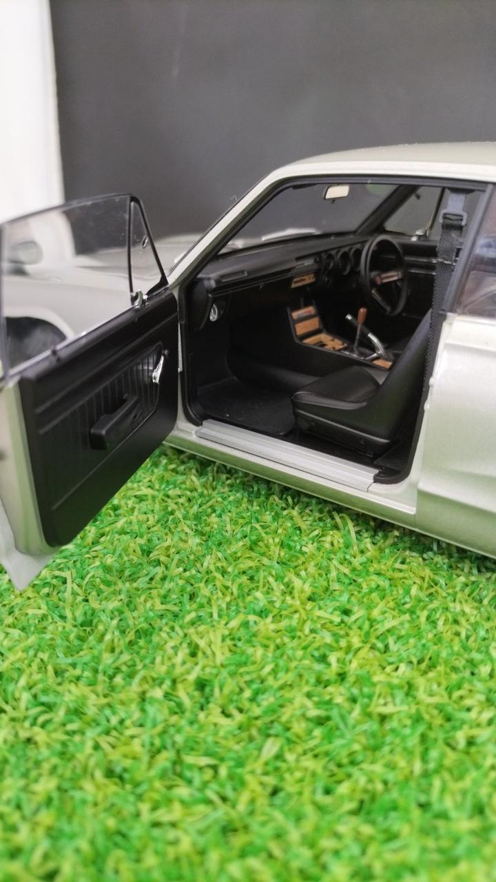 Load image into Gallery viewer, AUTOart Nissan Skyline 2000GT-R 1/18 Scale Model Car– Used