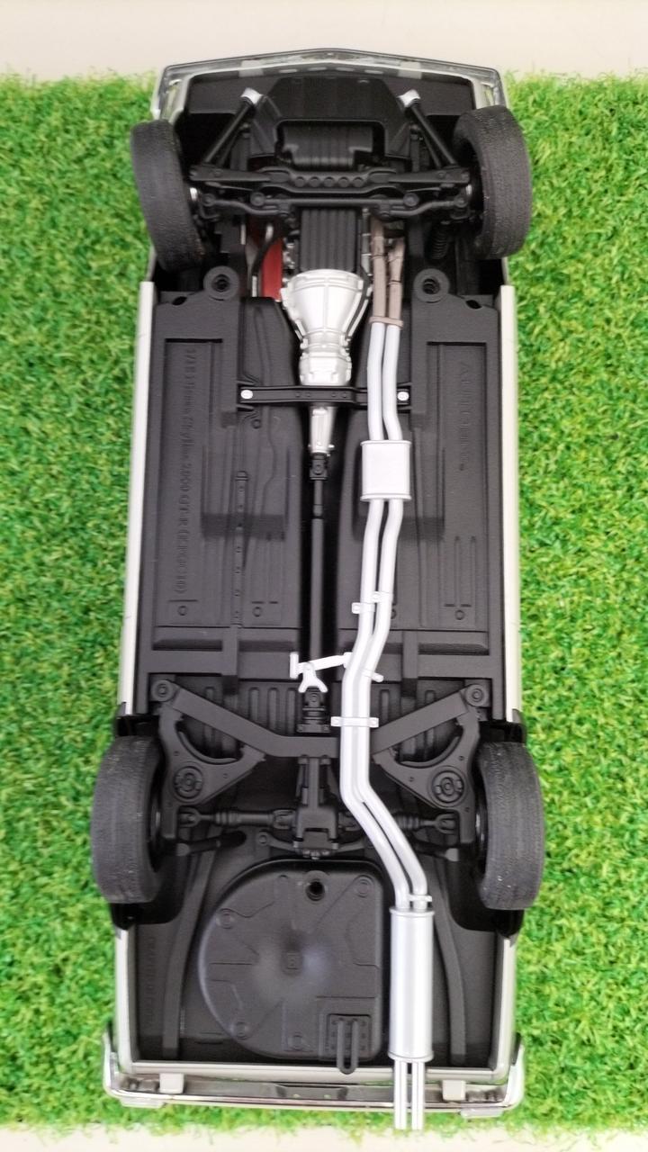 Load image into Gallery viewer, AUTOart Nissan Skyline 2000GT-R 1/18 Scale Model Car– Used