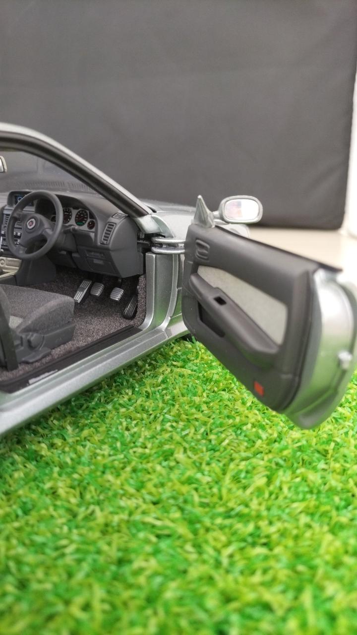 Load image into Gallery viewer, AUTOart NISSAN SKYLINE 1/18 Scale Model Car– Used