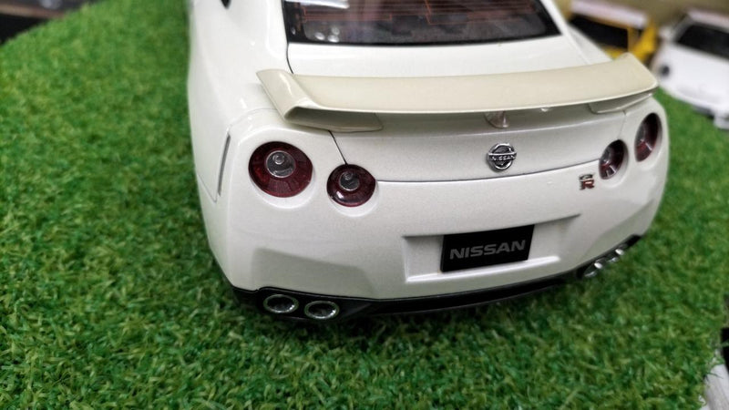 Load image into Gallery viewer, AUTOart Nissan GT-R 1/18 Scale Model Car– Used