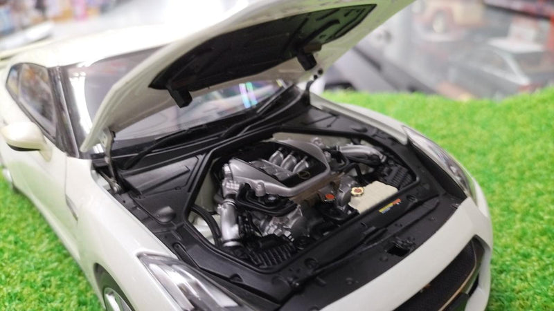 Load image into Gallery viewer, AUTOart Nissan GT-R 1/18 Scale Model Car– Used