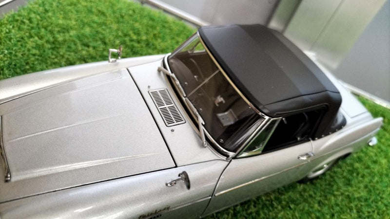 Cargue la imagen en el visor de la galería, AUTOart DATSUN 1/18 Scale Model Car– Used