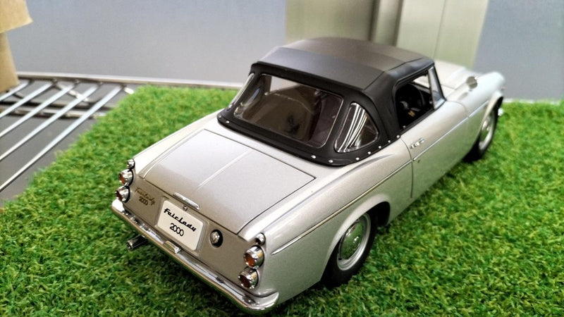 Cargue la imagen en el visor de la galería, AUTOart DATSUN 1/18 Scale Model Car– Used