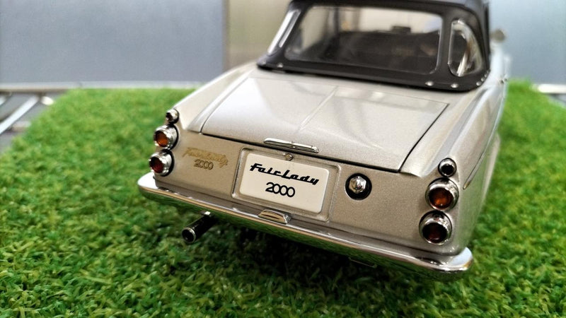 Cargue la imagen en el visor de la galería, AUTOart DATSUN 1/18 Scale Model Car– Used