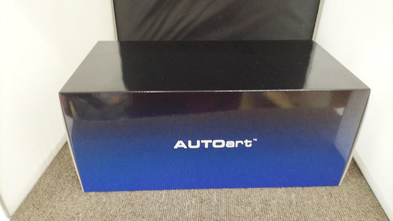 Laden Sie das Bild in Galerie -Viewer, AUTOart 1/18 McLaren 675LT (Gray) Scale Model Car– Used