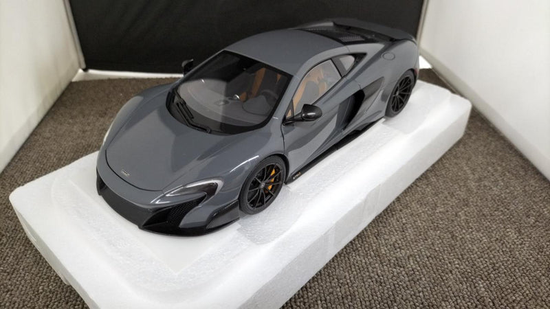 Laden Sie das Bild in Galerie -Viewer, AUTOart 1/18 McLaren 675LT (Gray) Scale Model Car– Used