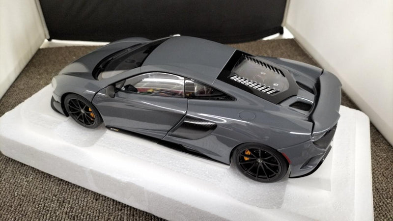 Laden Sie das Bild in Galerie -Viewer, AUTOart 1/18 McLaren 675LT (Gray) Scale Model Car– Used