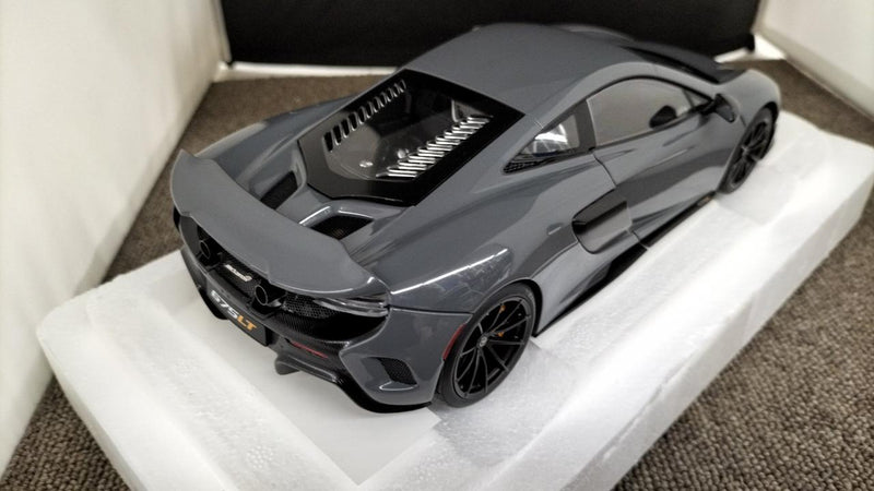 Laden Sie das Bild in Galerie -Viewer, AUTOart 1/18 McLaren 675LT (Gray) Scale Model Car– Used