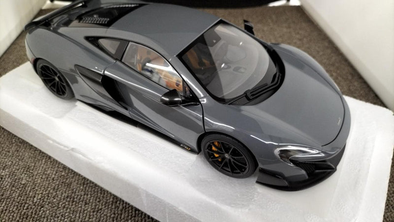 Laden Sie das Bild in Galerie -Viewer, AUTOart 1/18 McLaren 675LT (Gray) Scale Model Car– Used