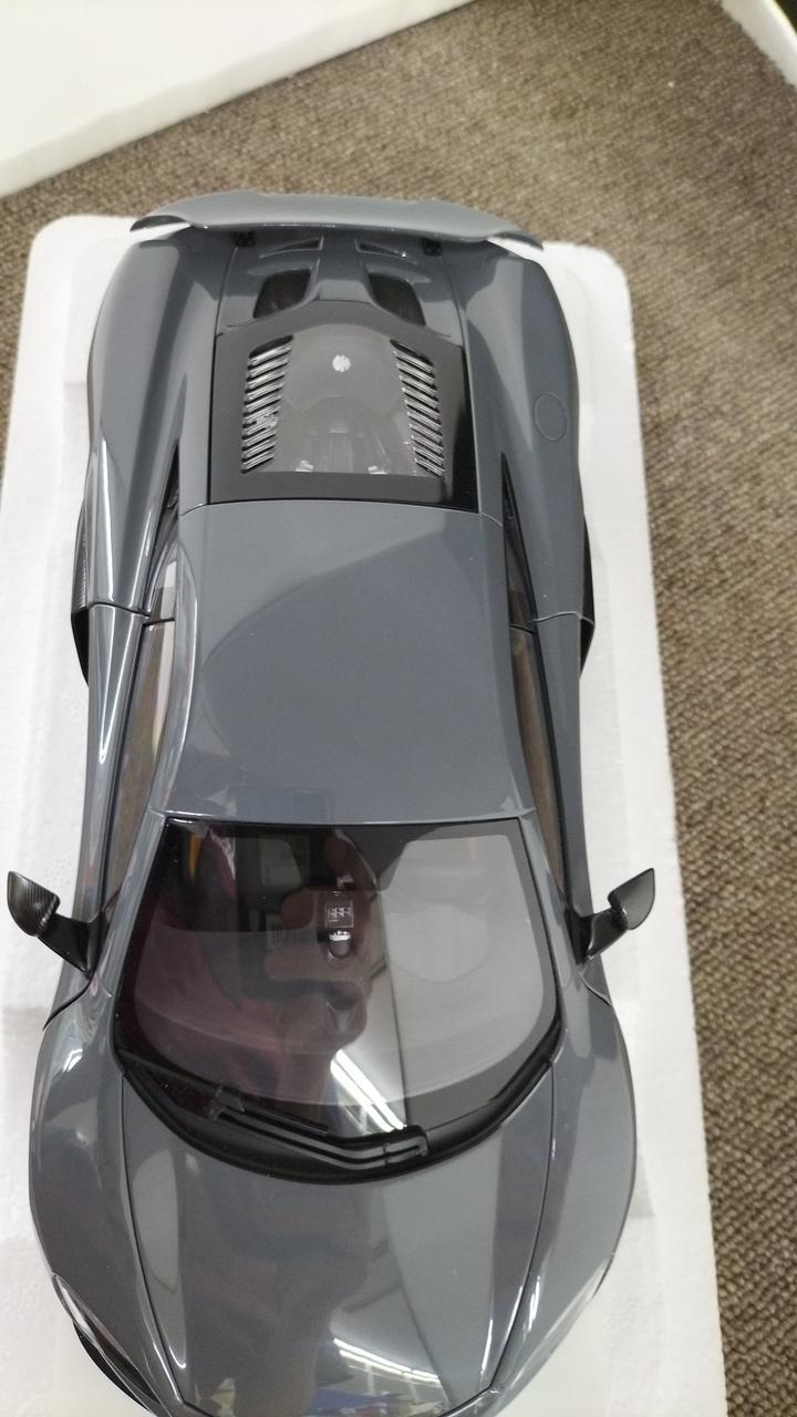 Laden Sie das Bild in Galerie -Viewer, AUTOart 1/18 McLaren 675LT (Gray) Scale Model Car– Used