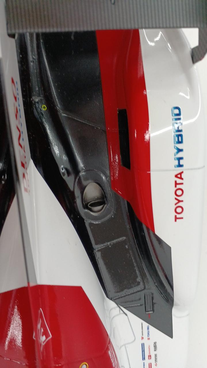 Laden Sie das Bild in Galerie -Viewer, SPARK 1/18 Toyota TS050 Scale Model Car– Used