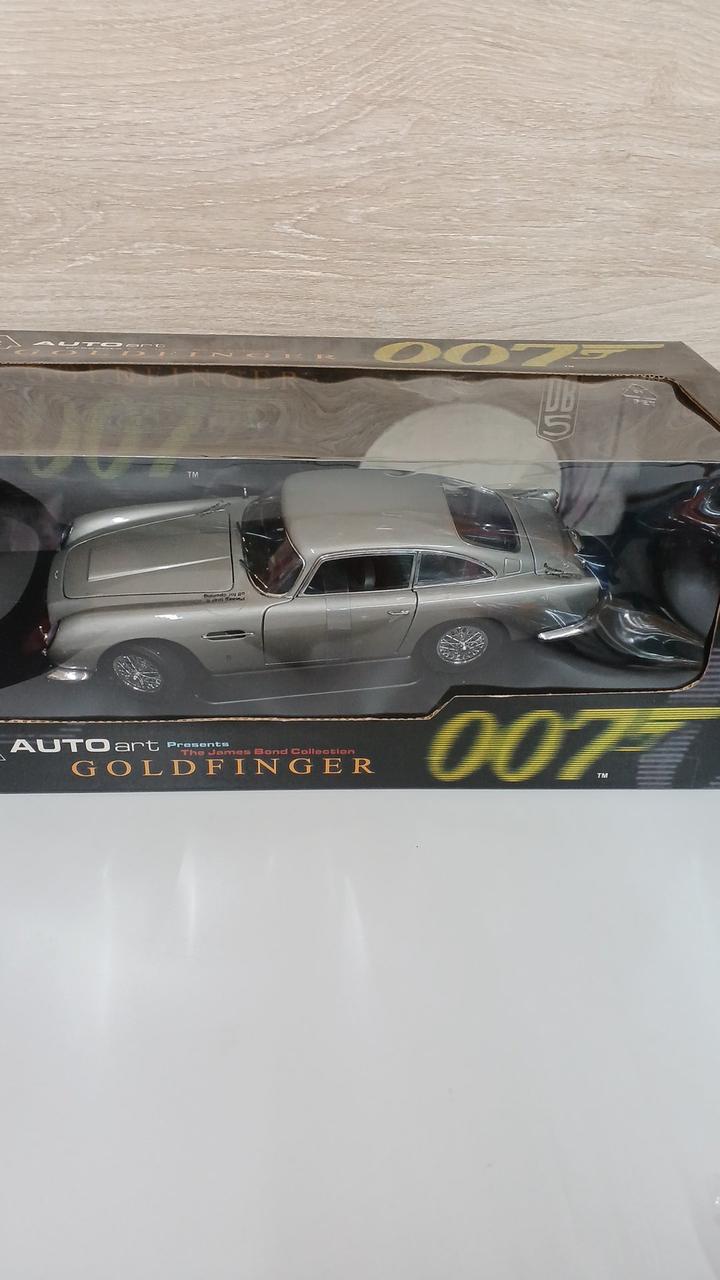 Laden Sie das Bild in Galerie -Viewer, AUTOart 1/18 GOLDFINGER 007 Aston Martin DB5 Diecast Car– Used