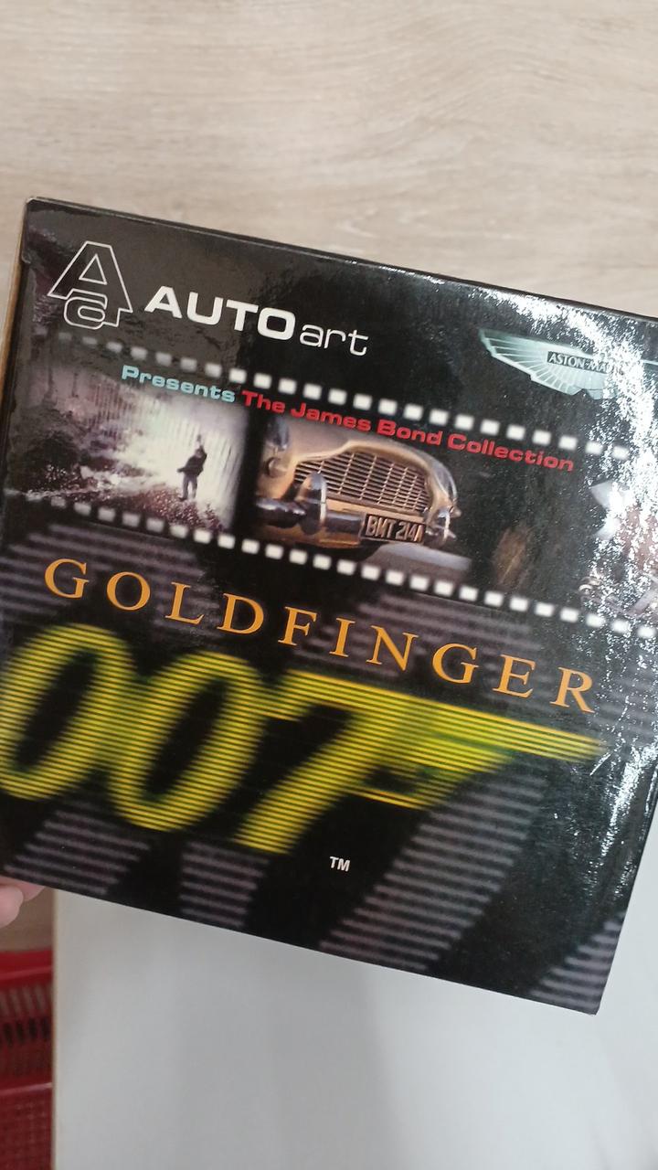 Laden Sie das Bild in Galerie -Viewer, AUTOart 1/18 GOLDFINGER 007 Aston Martin DB5 Diecast Car– Used