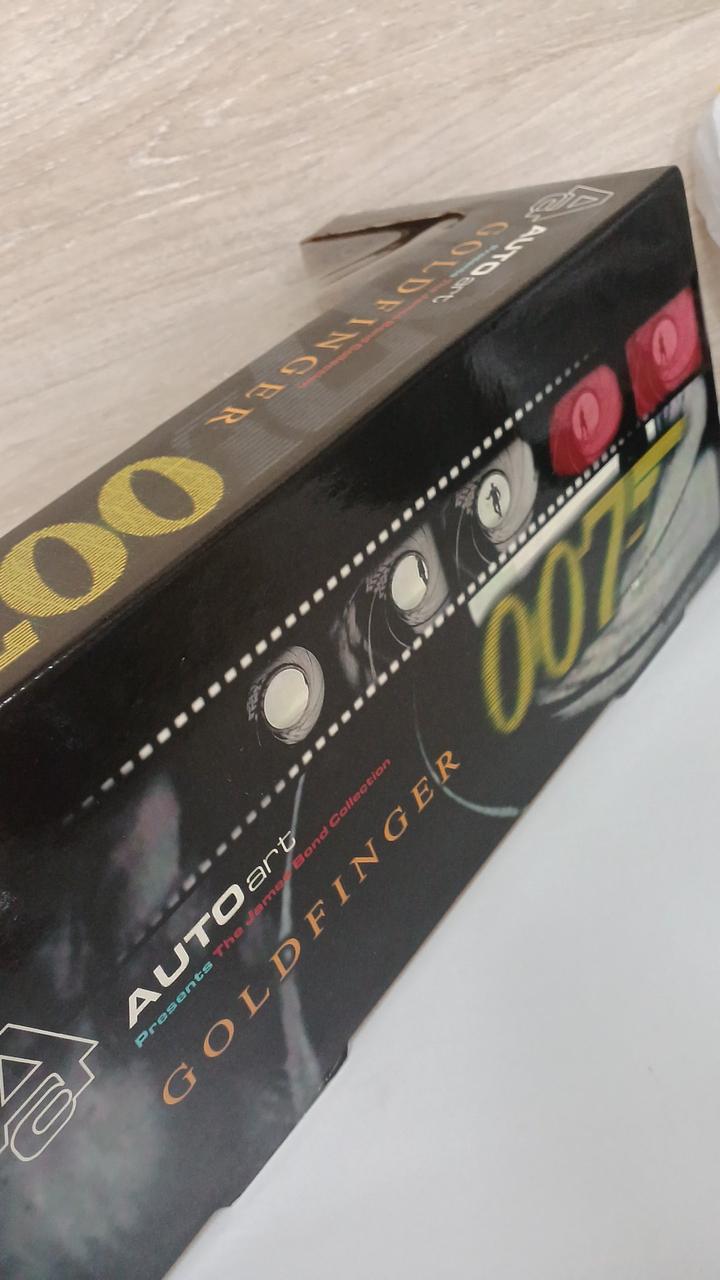 Laden Sie das Bild in Galerie -Viewer, AUTOart 1/18 GOLDFINGER 007 Aston Martin DB5 Diecast Car– Used