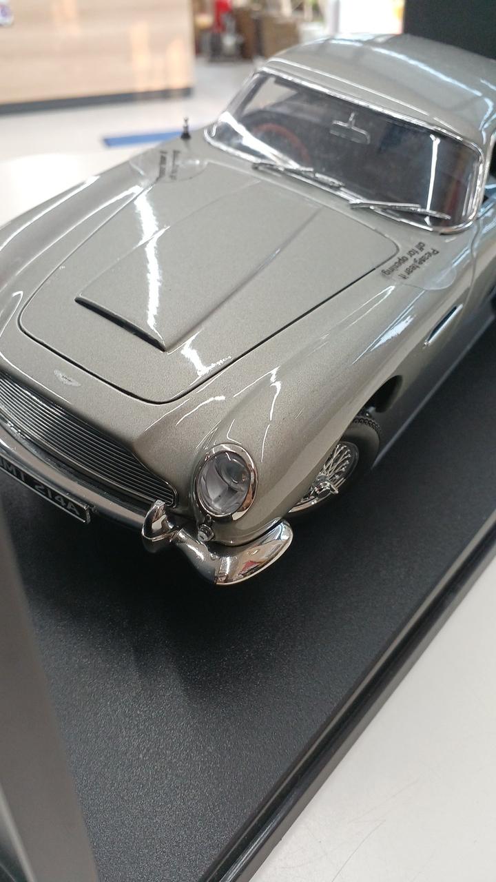 Laden Sie das Bild in Galerie -Viewer, AUTOart 1/18 GOLDFINGER 007 Aston Martin DB5 Diecast Car– Used
