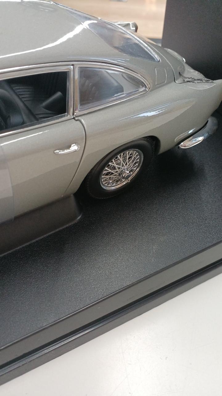 Laden Sie das Bild in Galerie -Viewer, AUTOart 1/18 GOLDFINGER 007 Aston Martin DB5 Diecast Car– Used