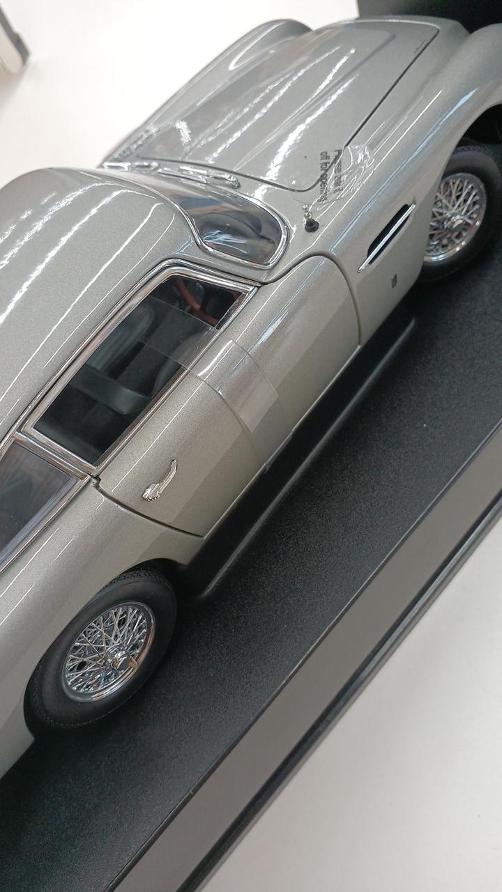 Laden Sie das Bild in Galerie -Viewer, AUTOart 1/18 GOLDFINGER 007 Aston Martin DB5 Diecast Car– Used