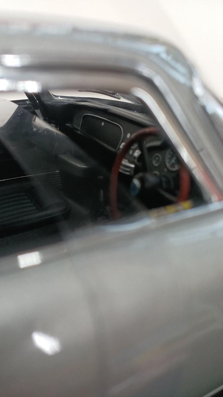 Laden Sie das Bild in Galerie -Viewer, AUTOart 1/18 GOLDFINGER 007 Aston Martin DB5 Diecast Car– Used