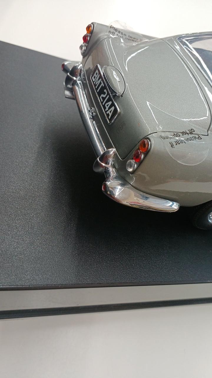 Laden Sie das Bild in Galerie -Viewer, AUTOart 1/18 GOLDFINGER 007 Aston Martin DB5 Diecast Car– Used