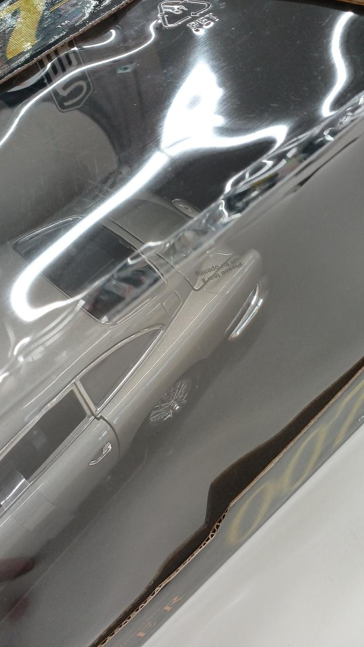 Laden Sie das Bild in Galerie -Viewer, AUTOart 1/18 GOLDFINGER 007 Aston Martin DB5 Diecast Car– Used