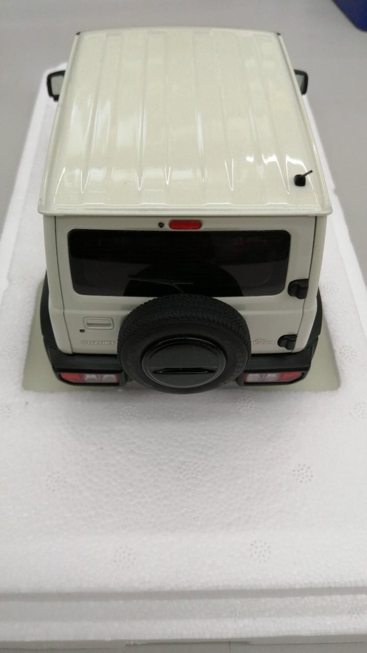 Cargue la imagen en el visor de la galería, AUTOart 1/18 Suzuki Jimny Sierra Diecast Model Car– Used