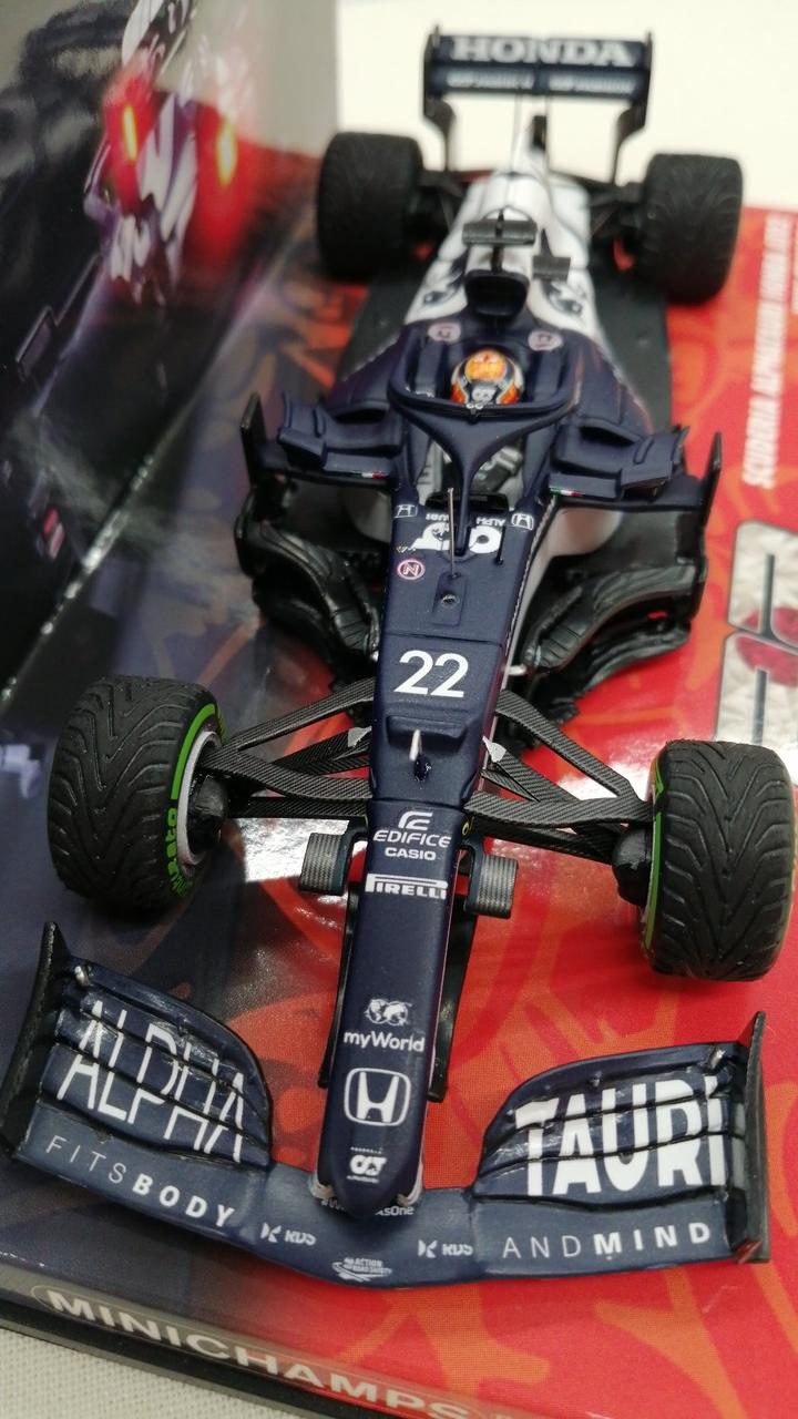 Chargez l'image dans la visionneuse de la galerie, MINICHAMPS SCUDERIA ALPHATAURI HONDA AT02 1/43 Scale Model Car– Used