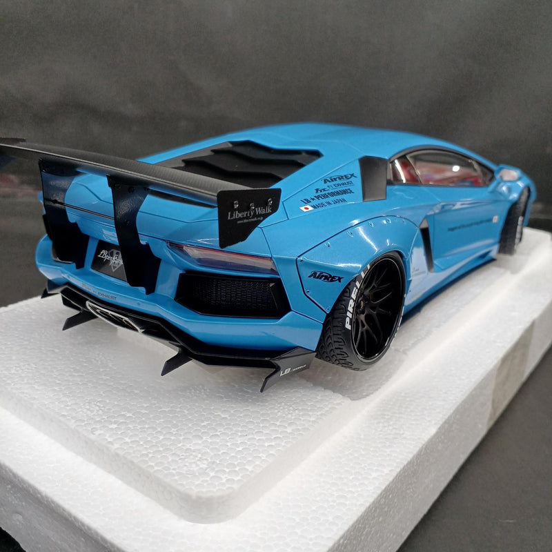 Laden Sie das Bild in Galerie -Viewer, AUTOart 1/18 LB-WORKS LAMBORGHINI VENENO Scale Model Car– Used