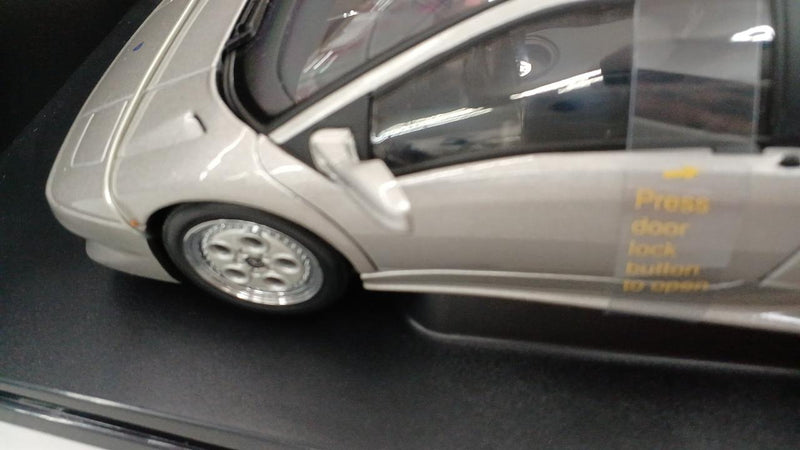 Laden Sie das Bild in Galerie -Viewer, AUTOart 1/18 LAMBORGHINI DIABLO Scale Model Car– Used