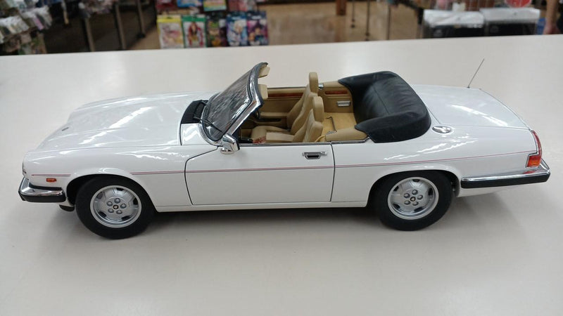 Carica immagine in Galleria Viewer, AUTOart 1/18 Scale Model Car (Doors, Trunk, Hood Open)– Used