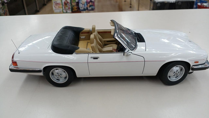 Carica immagine in Galleria Viewer, AUTOart 1/18 Scale Model Car (Doors, Trunk, Hood Open)– Used