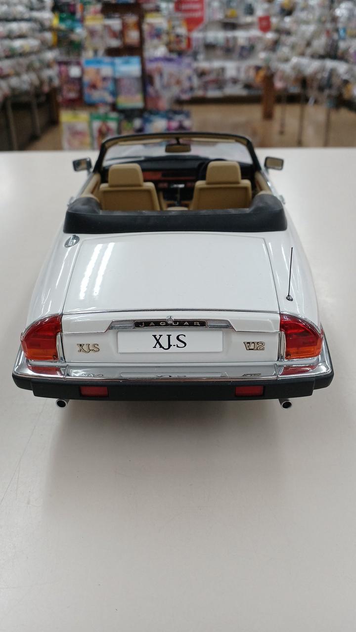 Carica immagine in Galleria Viewer, AUTOart 1/18 Scale Model Car (Doors, Trunk, Hood Open)– Used