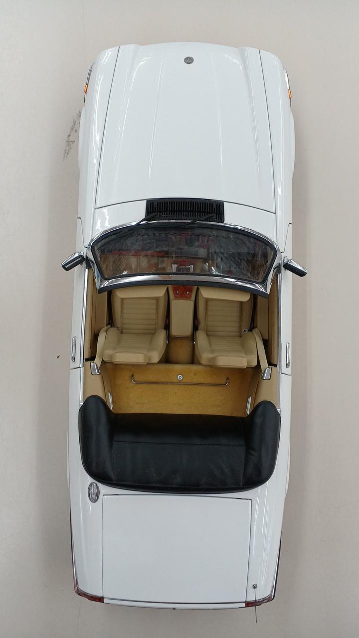 Carica immagine in Galleria Viewer, AUTOart 1/18 Scale Model Car (Doors, Trunk, Hood Open)– Used
