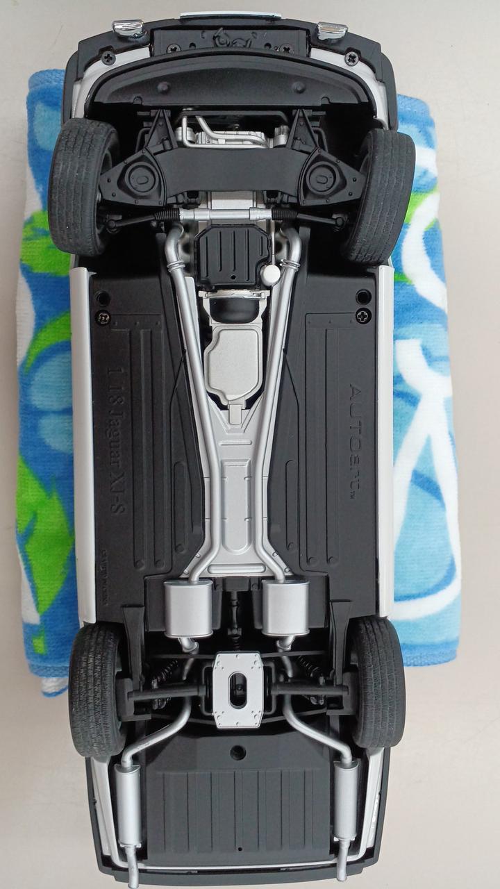 Carica immagine in Galleria Viewer, AUTOart 1/18 Scale Model Car (Doors, Trunk, Hood Open)– Used
