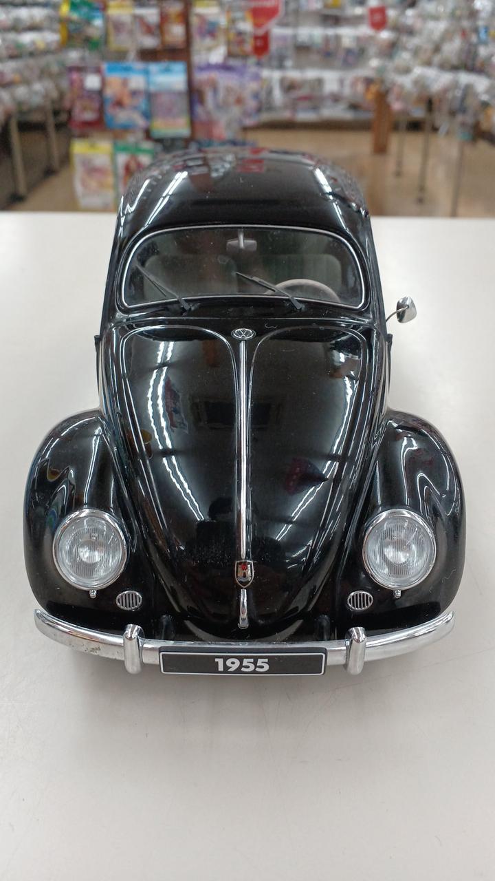 Load image into Gallery viewer, AUTOart VW BEETLE 1/18 Scale Model Car (Doors, Trunk, Hood Open)– Used