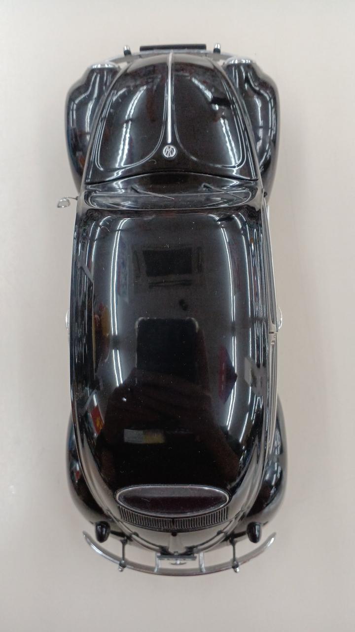 Load image into Gallery viewer, AUTOart VW BEETLE 1/18 Scale Model Car (Doors, Trunk, Hood Open)– Used