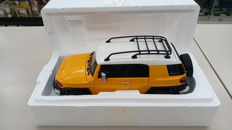 Load image into Gallery viewer, AUTOart TOYOTA FJ CRUISER 1/18 Scale Model Car– Used