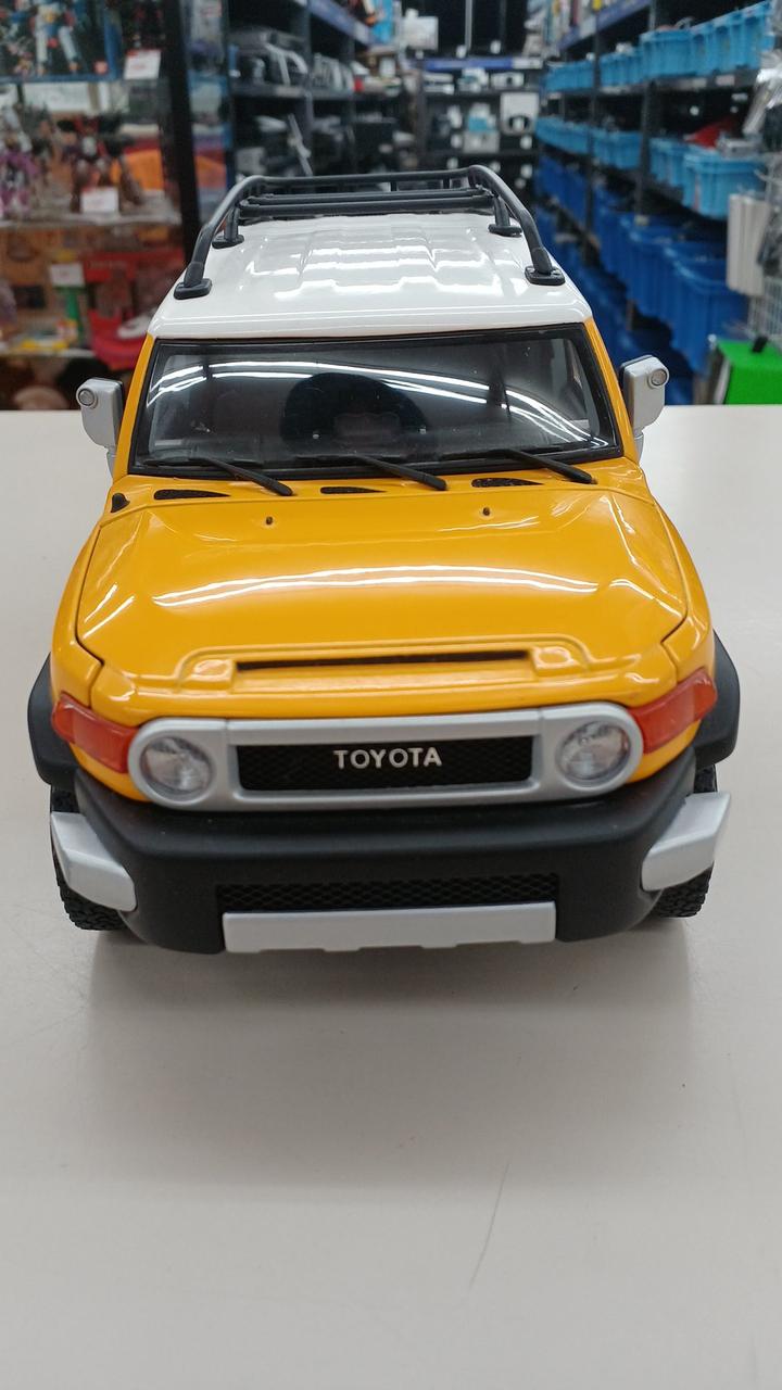 Load image into Gallery viewer, AUTOart TOYOTA FJ CRUISER 1/18 Scale Model Car– Used