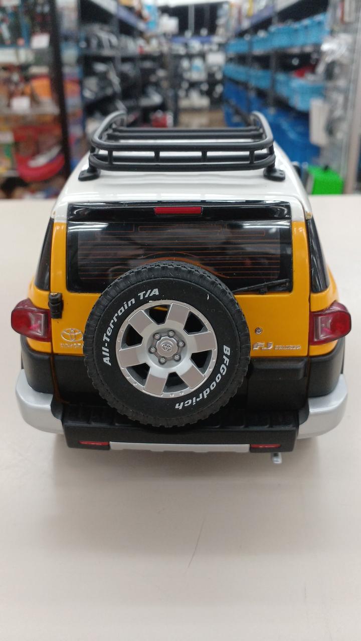Load image into Gallery viewer, AUTOart TOYOTA FJ CRUISER 1/18 Scale Model Car– Used
