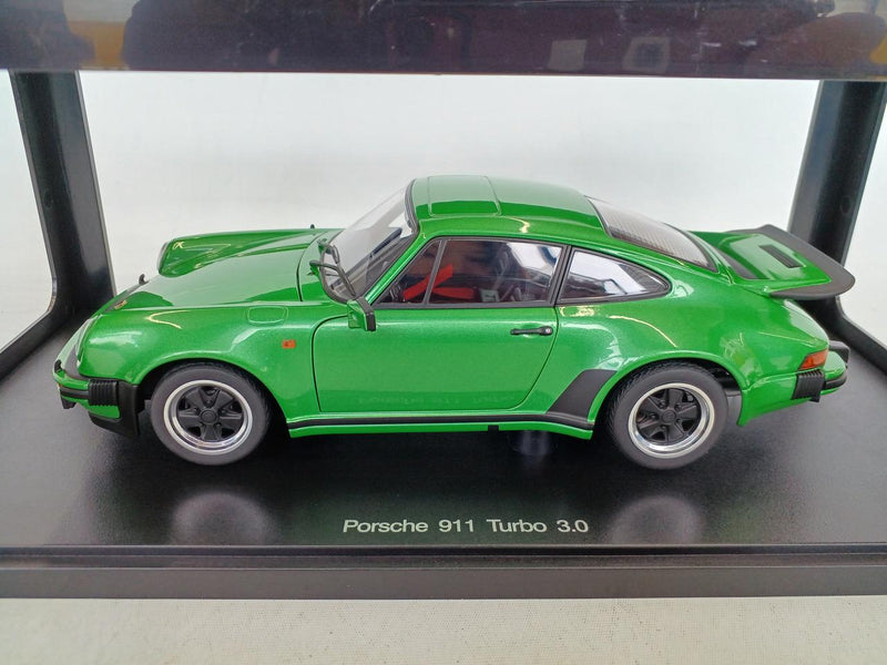Carica immagine in Galleria Viewer, AUTOart 1/18 Porsche 911 (930) Turbo 3.0 Green Diecast Model
