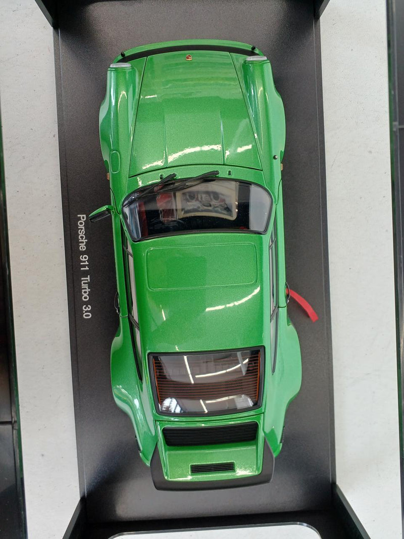 Carica immagine in Galleria Viewer, AUTOart 1/18 Porsche 911 (930) Turbo 3.0 Green Diecast Model