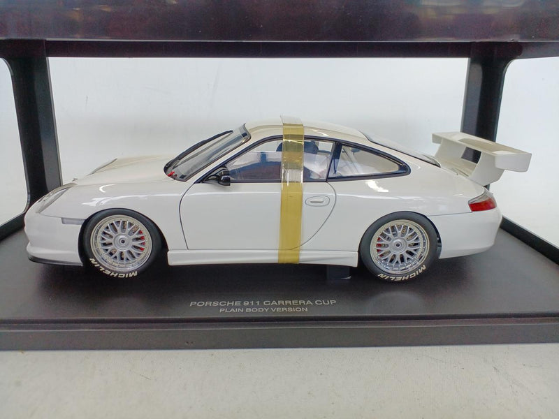 Laden Sie das Bild in Galerie -Viewer, AUTOart 1/18 Porsche 911 Carrera Plain Body Version White